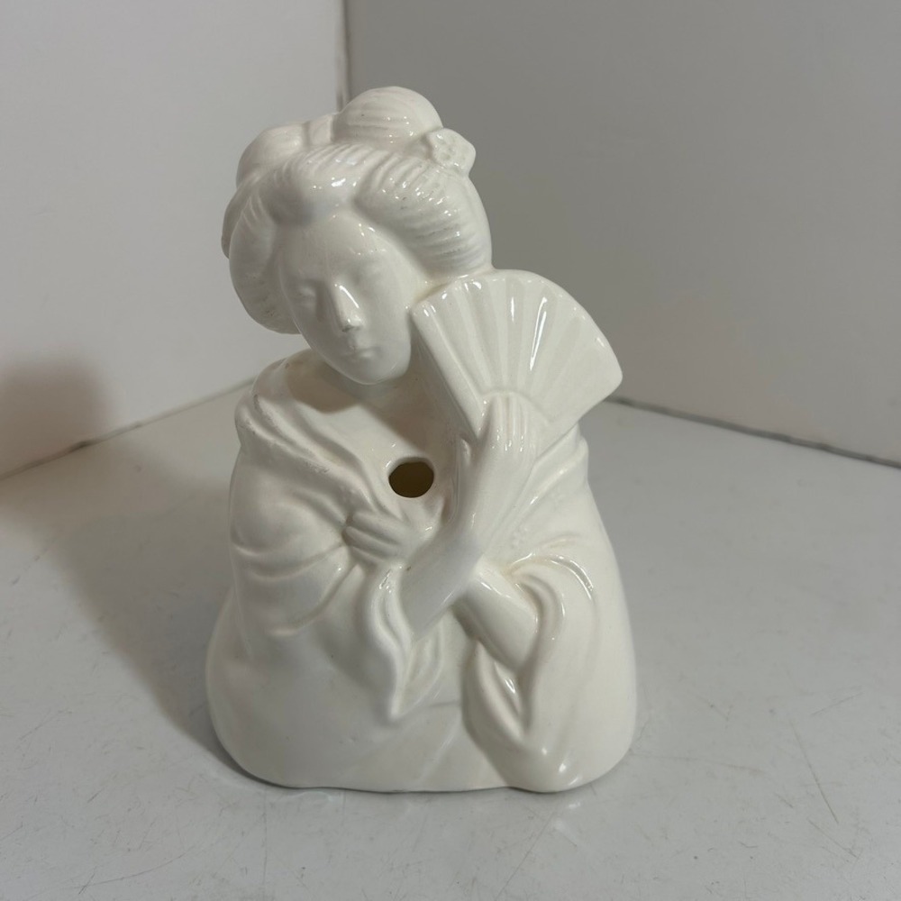 Vintage DAGA Hawaii Ceramic Geisha Planter White Glossy Figurine Vase 6 inch
